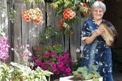 Celerina Ferrero en su florido corral tocando la pandereta, en una foto de 2014.