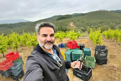 Manuel Ruiz 'Queco', en la parcela que tiene apadrinada en Cubillines (Cubillos del Sil).