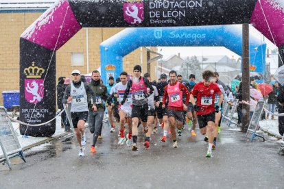 Primeros metros de la prueba absoluta en la Carrera de Reyes de Sariegos.