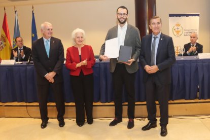 José Carlos Rubio Fernández, decano del Colegio de Químicos de Asturias y León, Isolina Cueli, patrocinadora del premio, Guillermo Redondo Fernández (premiado) y Miguel Ferrero Fuertes, presidente de la Asociación de Químicos del Principado de Asturias.