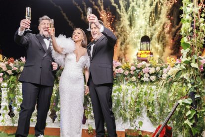 Chenoa brinda con los dos componentes de Estopa en las campanadas de Nochevieja.