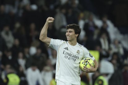 Gonzalo García celebra con el balón del partido y el puño en alto su gran actuación.