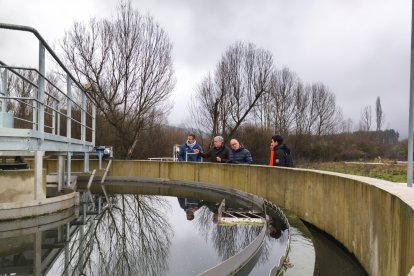 El delegado de la Junta y el alcalde de Molinaseca, con los responsables de la obra de la Edar..