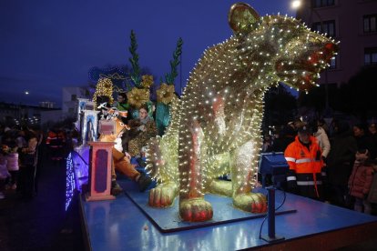 Un león iluminado brilló en la cabalgata ante decenas de familias.