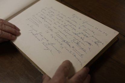 El canónigo y director del Archivo de la Catedral de León, Nicanor Martínez García, muestra la dedicatoria en el Libro de Firmas.