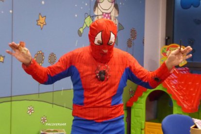 Paco Romo encarna a Spiderman en la planta de Pediatría del Hospital de León.