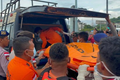 Equipo de rescate en el naufragio en Indonesia.