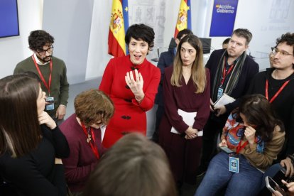 Elma Saiz, ministra de Seguridad Social, con los periodistas.