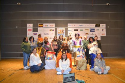 Reyes Magos y promotores de la iniciativa solidaria.