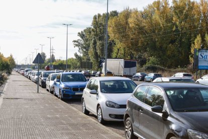 Coches aparcados en los accesos a la ciudad.