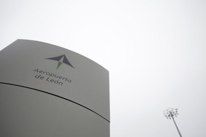 Uno de los indicadores del Aeropuerto de León en una jornada de niebla.