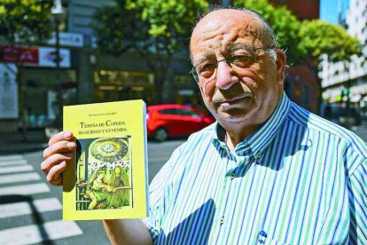 Antonio Natal con su libro original en una foto de archivo.