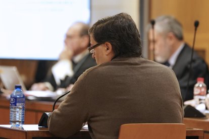 El exviceconsejero de Economía de la Junta de Castilla y León Rafael Delgado, encausado en el juicio de la conocida como trama eólica por supuestas prácticas corruptas en la concesión de autorizaciones para proyectos de parques eólicos, responde a las preguntas de la abogada del Estado, de las acusaciones particulares y las defensas, después del primer interrogatorio efectuado por el fiscal Anticorrupción este pasado miércoles.