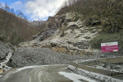 Imagen facilitada por el Ayuntanmiento de la carretera de Peñalba cortada por el argayo.