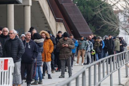 Cientos de abonados de la Cultural acudieron ayer a las taquillas del Reino de León.