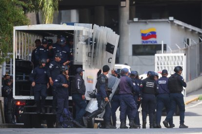 Integrantes del Cuerpo de Policía Nacional Bolivariana (CPNB) llegan al centro de detenicón El Helicoide, en Caracas, tras el anuncio de la liberación de presos políticos, entre ellos cinco españoles.