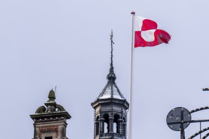 La bandera groenlandesa Erfalasorput ondea en el Castillo Tivoli, en Copenhague.