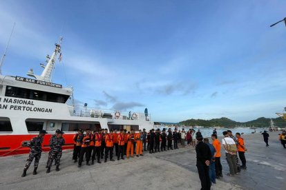 Fotografía de archivo, tomada el 30/12/2025, que muestra a integrantes de equipos de búsqueda de Indonesia en  Labuan Bajo, isla de Flores, tras el naufragio de un barco turístico con españoles a bordo. EFE/Equipo de Búsqueda y Rescate de Indonesia (SAR) / SOLO USO EDITORIAL/SOLO DISPONIBLE PARA ILUSTRAR LA NOTICIA QUE ACOMPAÑA (CRÉDITO OBLIGATORIO).