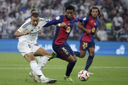 Mbappe pelea con Balde por un balón, en la final de la Supercopa del año pasado.