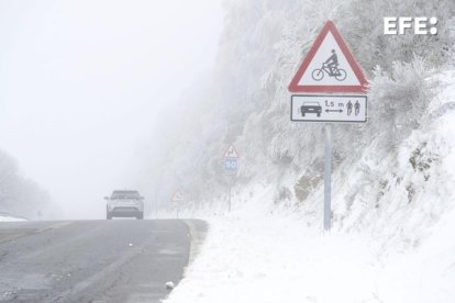 Nieve en la carretera LU 633 en el Alto do Poio en Lugo el 6 de enero. EFE/Eliseo Trigo.