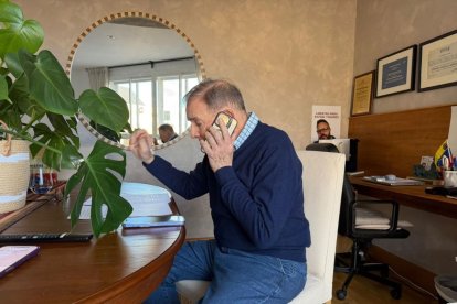 El líder opositor venezolano Edmundo González durante su conversación con Pedro Sánchez.