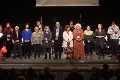 Foto de familia del voluntariado y donantes, de los muchos premiados en la gala.