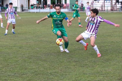 Ivi Vales intenta regatear a un rival blanquivioleta.