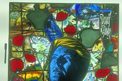 Detalle de la vidriera realizada por la firma leonesa Grisallas en homenaje a David Bowie en los diez años de su muerte.