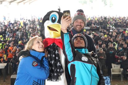 El piloto David Alonso y el responsable comercial de Estrella Galicia Castilla y León Alfonso Prego, Pingüinos de Oro de.