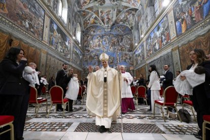 Bautismo del papa en la capilla sixtina.