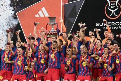 La plantilla del Barcelona celebra por todo lo alto la consecución del título de la Supercopa de España.