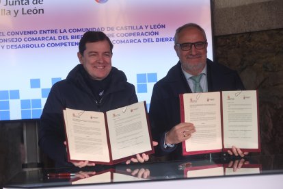 Mañueco y Ramón tras la firma del convenio