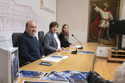 Senador González, Elena Aguado y Ana Isabel García, ayer, durante la presentación en el Salón de los Reyes del Ayuntamiento de León.