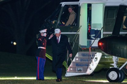 Trump baja del helicóptero en los jardines de la Casa Blanca, ayer.