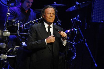 Archivo - Julio Iglesias  en un concierto en una foto de archivo.