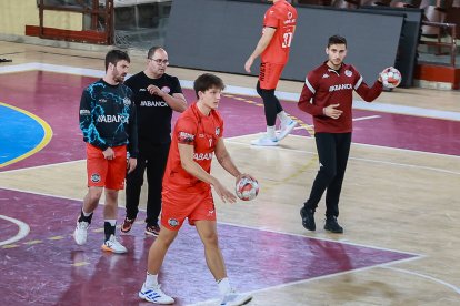 El Abanca Ademar retomó el lunes las sesiones preparatorias en el Palacio de Deportes de León.