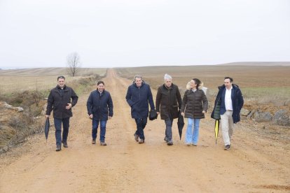La consejera, junto al delegado territorial, el jefe de servicio y representantes municipales, visitó los terrenos reconcentrados.