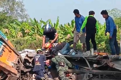 Fotografía cedida que muestra a personas realizando labores de rescate tras un accidente de tren este miércoles, en Nakhon Ratchasima (Tailandia). EFE/ PR Nakhon Ratchasima /SOLO USO EDITORIAL NO VENTAS /SOLO DISPONIBLE PARA ILUSTRAR LA NOTICIA QUE ACOMPAÑA (CRÉDITO OBLIGATORIO).
