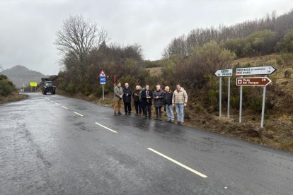 Autoridades y representantes municipales de la zona visitaron la carretera.