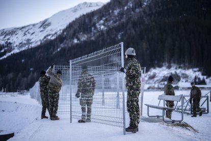 Soldados trabajan en la seguridad de Davos antes de la 56 reunión anual.