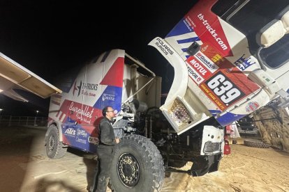 El paramés Raúl Arteaga junto al camión con el que compite.