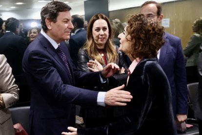 Carriedo saluda ayer a la vicepresidenta y ministra de Hacienda, María Jesús Montero.