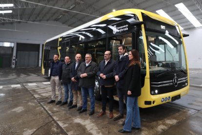 El alcalde Marco Morala, junto con el concejal de Transportes Carlos Fernández, los responsables de la concesionaria y de la empresa Mercedes ante el nuevo autobús eléctrico.
