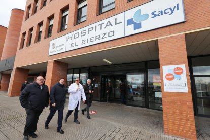 El presidente de la Junta acompañado del consejero de Sanidad, el gerente de la Gasbi y el delegado de la Junta en León en la visita de este lunes