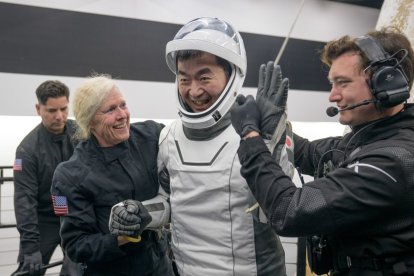 El cosmonauta de Roscosmos, Oleg Platonov, recibe ayuda para salir de la nave espacial SpaceX.