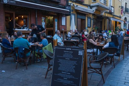 Terrazas mantienen viva la tradición de la tapa con cada consumición: en el Barrio Húmedo, cada mesa es una escena cotidiana de la cultura leonesa.
