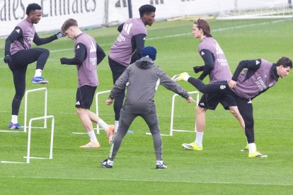 Los jugadores del Real Madrid se entrenan antes del partido contra el Levante.