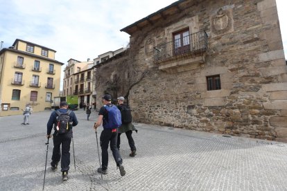 Peregrinos en el casco histórico de Ponferrada.
