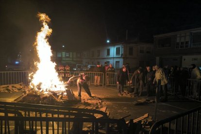 El fuego de la hoguera alumbró las vísperas de San Antón en el barrio de Puerta de Rey.