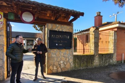 González y Diego en el polideportivo de Villaquejida.